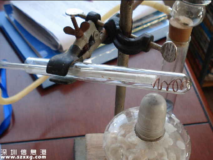 復(fù)旦一實(shí)驗(yàn)室爆炸  現(xiàn)場(chǎng)一名學(xué)生手被炸傷