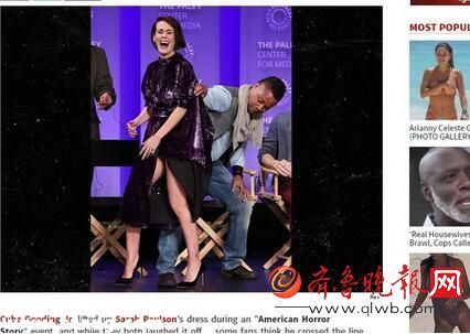 美國(guó)男星當(dāng)眾撩女星裙子