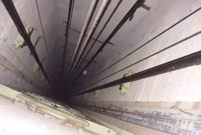 小伙賓館電梯墜亡