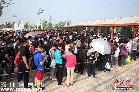 上海興起排隊經濟 每天生意忙的不亦樂乎歇歇喝口水的時間都沒有