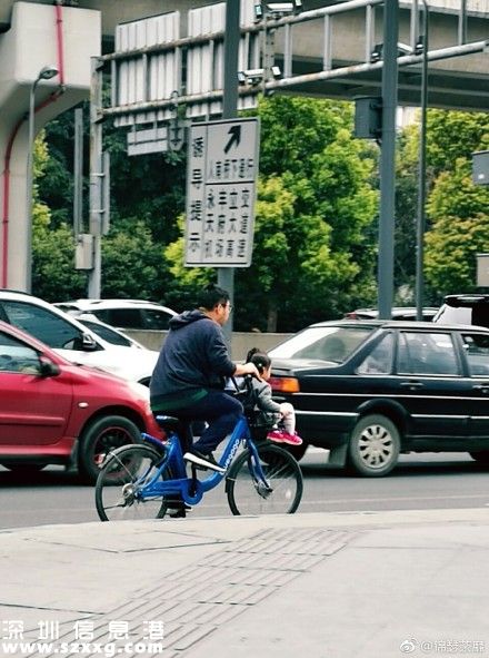 車筐當(dāng)兒童座椅 盤點(diǎn)共享單車載人新高度  