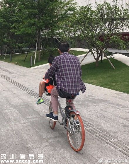 車筐當(dāng)兒童座椅 盤點(diǎn)共享單車載人新高度  