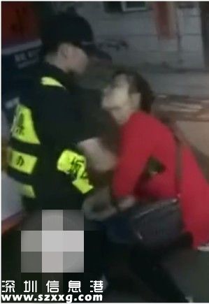 從片中可見，一名戴眼鏡的女商販與一名制服男子爭奪做生意的工具，其間女子見爭奪僵持，竟連番伸手抓住制服男下體，后者仍堅持不放手，雙方扭作一團；爭奪過程中女子不時辱罵制服男。