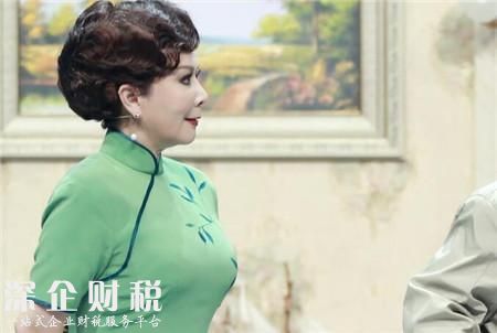 蔡明穿復(fù)古旗袍 與老搭檔再度攜手為觀眾們獻(xiàn)上精彩作品