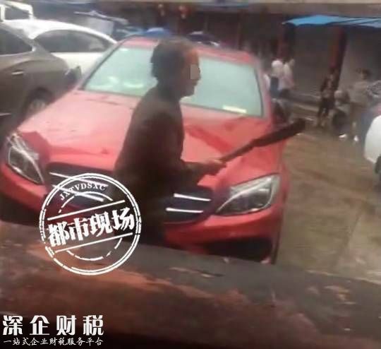    砸車的是一對夫妻，派出所警察接到報警后，趕到現(xiàn)場將老兩口控制住。撫州東鄉(xiāng)區(qū)公安局工作人員介紹，事件起因是鄰居產(chǎn)生矛盾 ，當(dāng)時停車擋了兩個老人的路，吵架時年輕人可能動手，老人就發(fā)火，就砸了車子的一塊玻璃引擎蓋砸凹了。