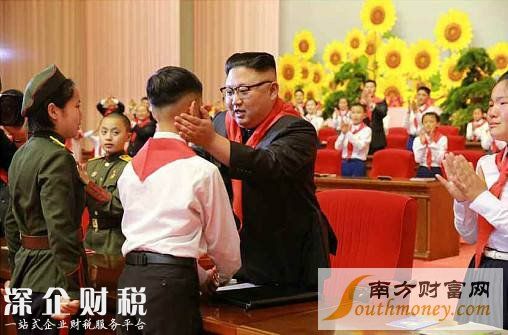 金正恩佩戴紅領(lǐng)巾與兒童互動。