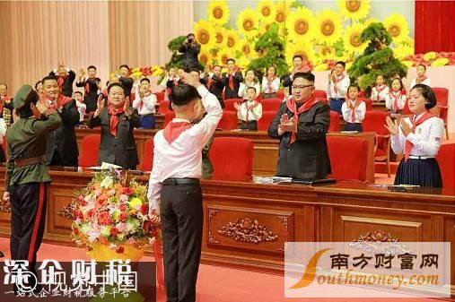 少年團員向金正恩敬禮。