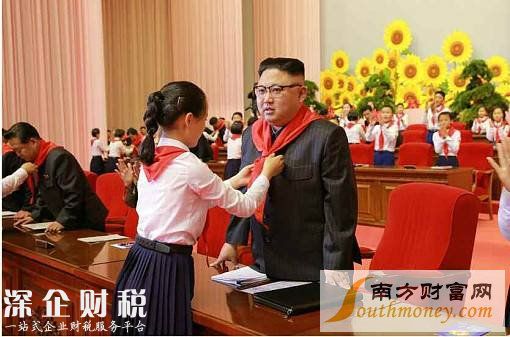 少年團員給金正恩系紅領(lǐng)巾。