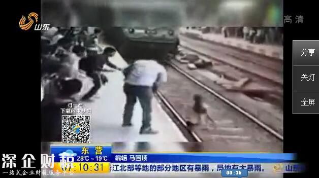 [實(shí)拍]戴耳機(jī)穿軌道被撞 火車開過去的一刻女孩竟坐了起來