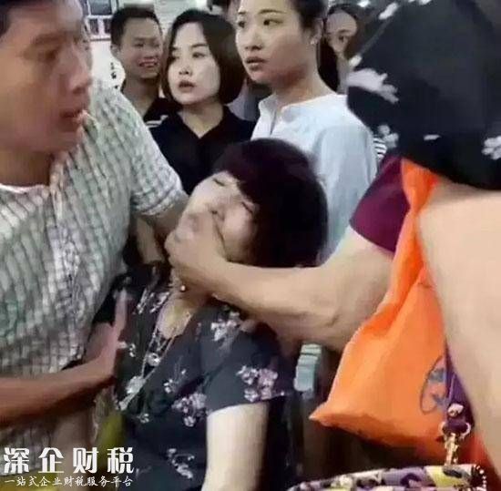 試戴手鐲摔碎嚇暈 送醫(yī)救治已無危險雙方正在協(xié)商賠償問題