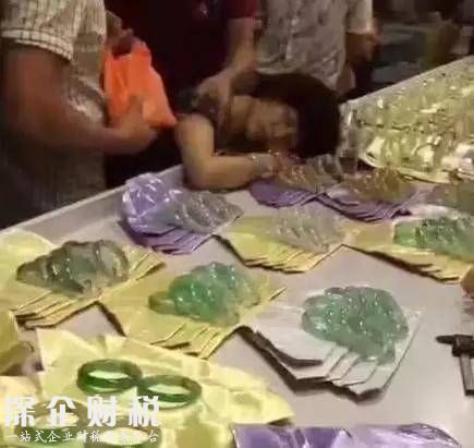 試戴手鐲摔碎嚇暈 送醫(yī)救治已無危險雙方正在協(xié)商賠償問題