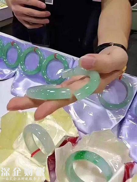 試戴手鐲摔碎嚇暈 送醫(yī)救治已無危險雙方正在協(xié)商賠償問題