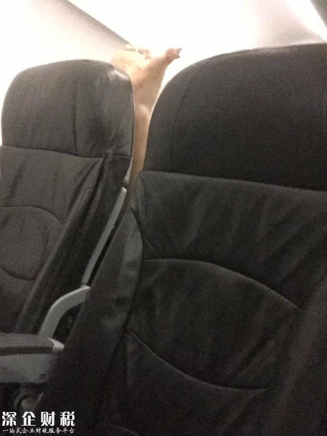 韓國大媽飛機(jī)上趕走香港女子 就因?yàn)榱滥_?