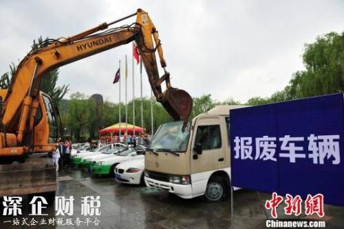 挖掘機(jī)爆砸寶馬現(xiàn)場(chǎng)震撼 報(bào)廢車輛別忘拿回保費(fèi)