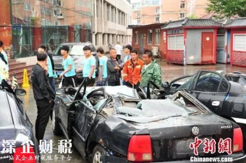 挖掘機(jī)爆砸寶馬現(xiàn)場(chǎng)震撼 報(bào)廢車輛別忘拿回保費(fèi)