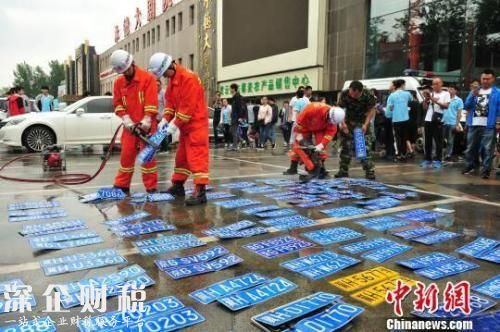 挖掘機(jī)爆砸寶馬現(xiàn)場(chǎng)震撼 報(bào)廢車輛別忘拿回保費(fèi)