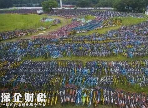 杭州上萬輛共享單車被棄荒野，好似“亂葬崗”