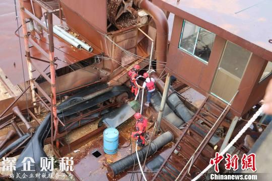 圖為消防官兵固定船只。　龐健港攝