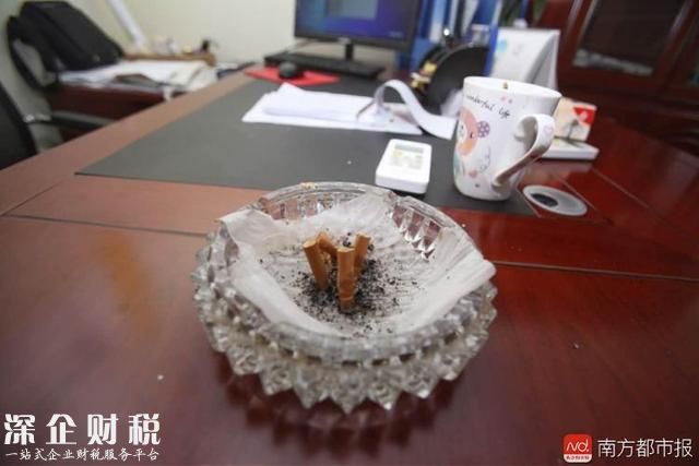 深圳寫(xiě)字樓里的陽(yáng)臺(tái)和個(gè)人辦公室都得禁煙！