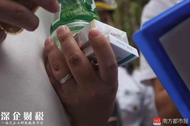 深圳寫(xiě)字樓里的陽(yáng)臺(tái)和個(gè)人辦公室都得禁煙！