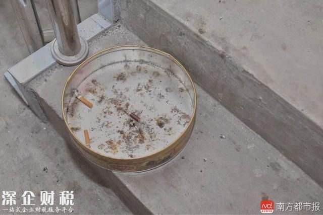 深圳寫(xiě)字樓里的陽(yáng)臺(tái)和個(gè)人辦公室都得禁煙！