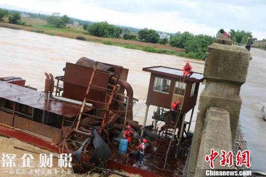 圖為消防官兵登船處置?！↓嫿「蹟z
