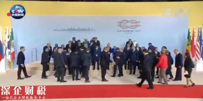 G20峰會(huì)大合照現(xiàn)場(chǎng) 特朗普站邊緣位置(圖)