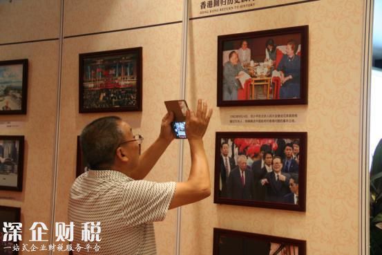 星河賀香港回歸20周年攝影展在星河榮御營銷中心開幕