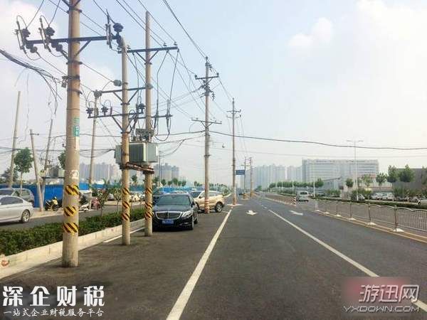 8根電線桿成路霸 老司機都忍不住吐槽：行車如過梅花樁
