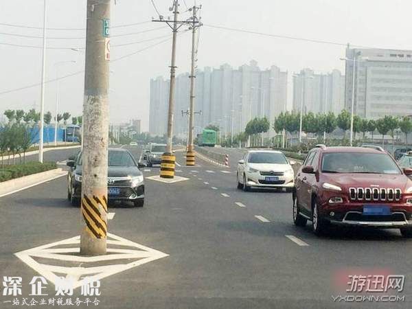 8根電線桿成路霸 老司機都忍不住吐槽：行車如過梅花樁