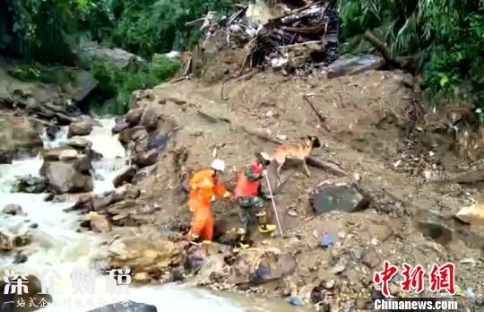 圖為消防官兵趕赴泥石流災害現(xiàn)場救援鐘欣攝