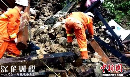 圖為消防官兵正在清障鐘欣攝