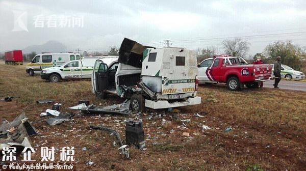 運(yùn)鈔車被劫匪炸開 將運(yùn)鈔員拽下車后才按下起爆器
