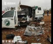 運(yùn)鈔車被劫匪炸開 劫匪將押運(yùn)員拽帶到安全地帶后炸爛