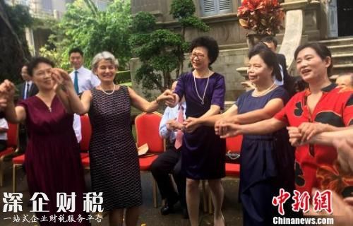 9月4日，聯(lián)合國(guó)教科文組織博科娃為廈門(mén)鼓浪嶼頒發(fā)世界遺產(chǎn)證書(shū)。圖為博科娃在鼓浪嶼社區(qū)音樂(lè)會(huì)上和民眾共舞。 陳悅 攝