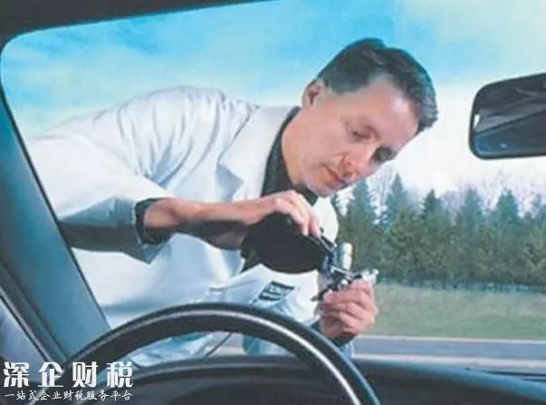 買二手車，新手買車看里程表，高手卻看車玻璃！