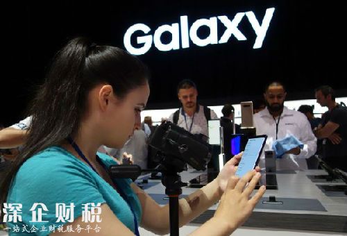 8月23日，在美國紐約，媒體從業(yè)人員在發(fā)布會上使用三星蓋樂世Note8手機。（新華/法新 ）