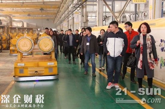 與會(huì)嘉賓在車(chē)間感受AGV智能物流的便捷性與精準(zhǔn)性