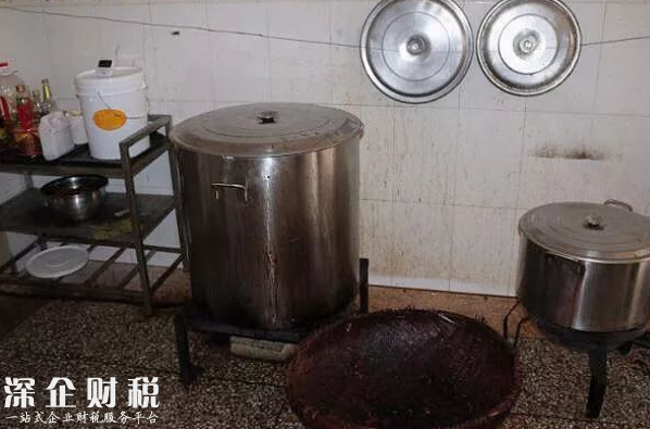 深圳一店鋪在廁所旁做鴨舌還無證無照