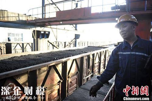 山西汾西煤礦貨運(yùn)站一列滿載即將外銷煤炭的列車。（資料圖片） 中新社記者 韋亮 攝
