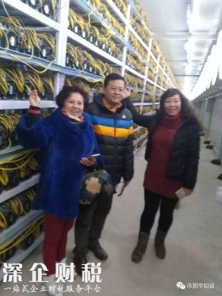 除了照片，還有現(xiàn)場視頻，大媽團(tuán)簽約后在噪音隆隆的礦場里合影留念