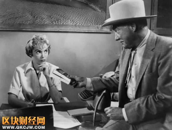 ▲希區(qū)柯克的恐怖電影《驚魂記》中，珍妮特·利飾演的女秘書瑪莉蓮就卷走了老板的四萬美元