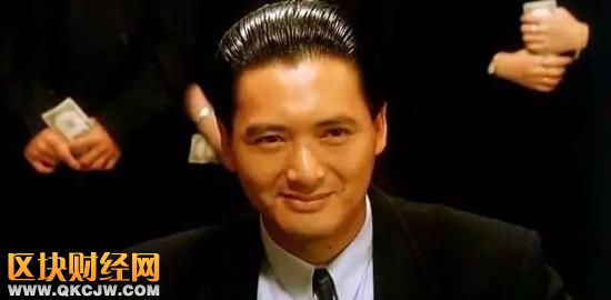 ▲周潤發(fā)主演的《賭神》中，那些手握美金充當人肉背景墻的賭徒們